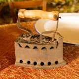 ...e un ferro da stiro a carbone